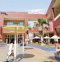 施設のほぼ中央に設けられた広場は、買い物客の憩いのスペースに：平成16年9月撮影
